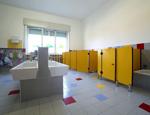 Kabina sanitarna w szkole