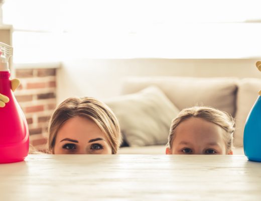 wycieranie kurzu w domu rodzinnym